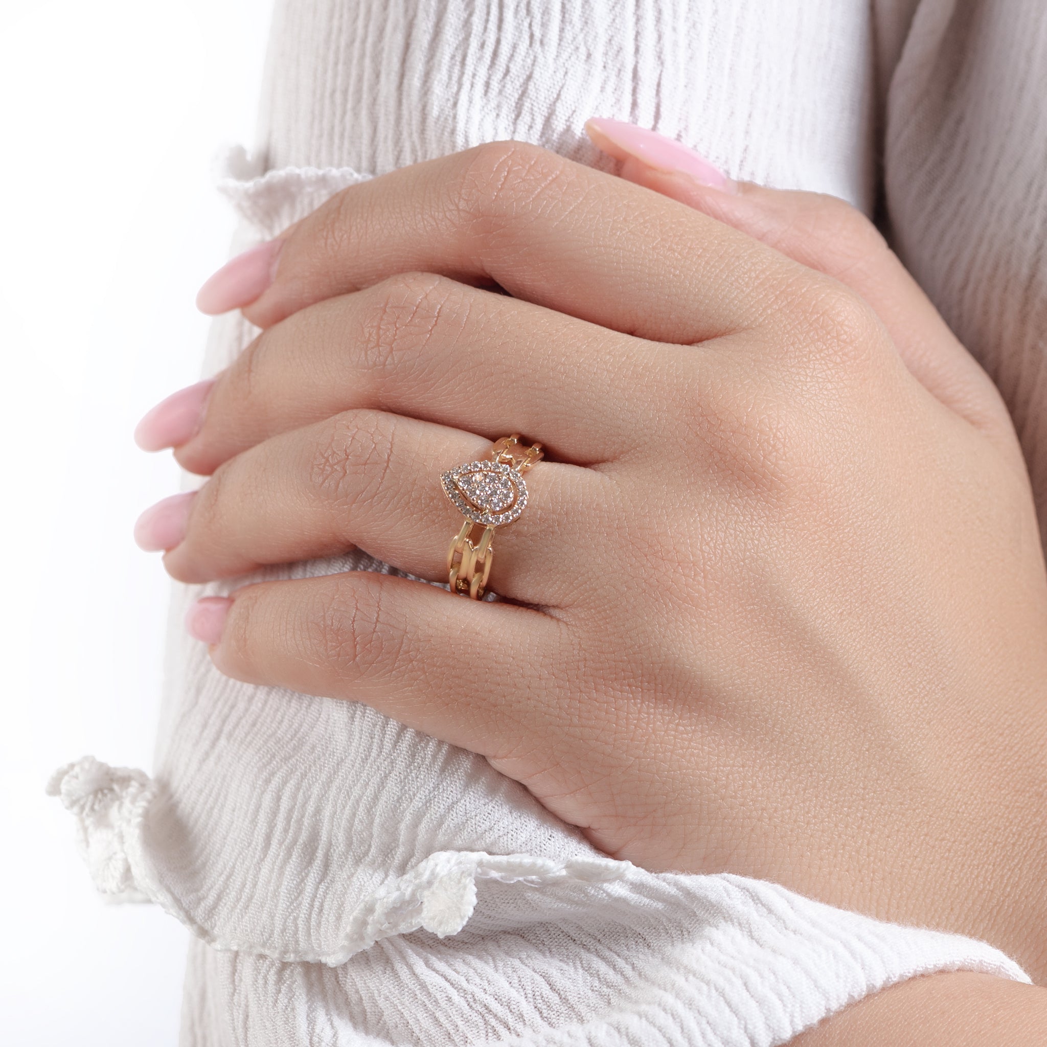 Pear shape Diamond Ring in 18k Yellow Gold - S-X08R