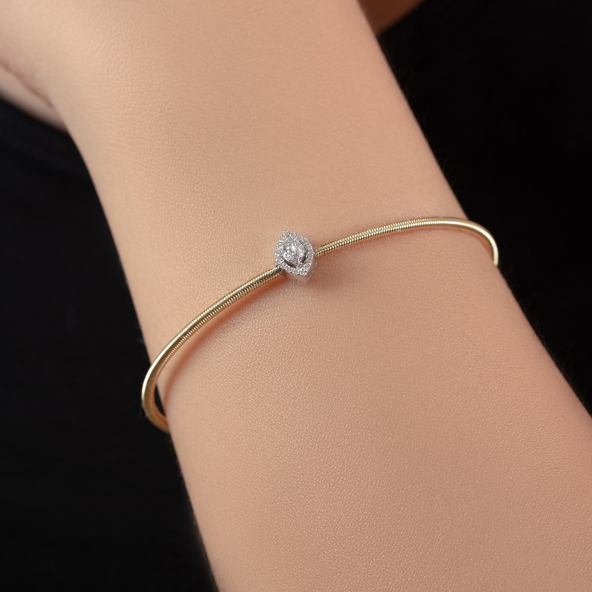 Oval Shapped Bangle in Yellow 18K Gold - S-X32B