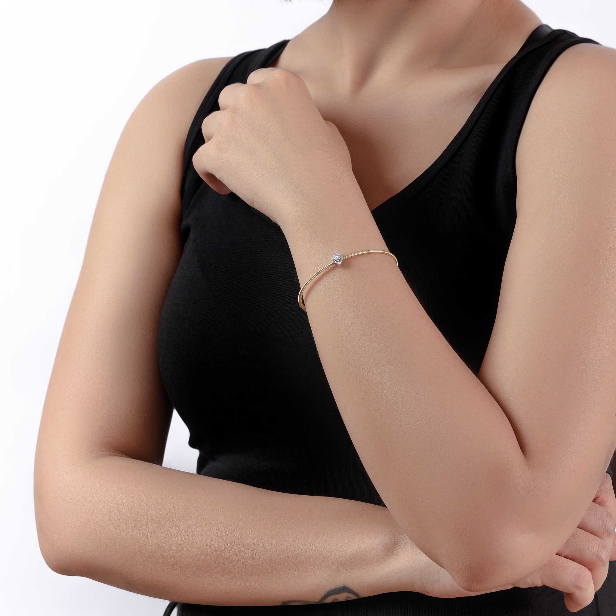 Oval Shapped Bangle in Yellow 18K Gold - S-X32B