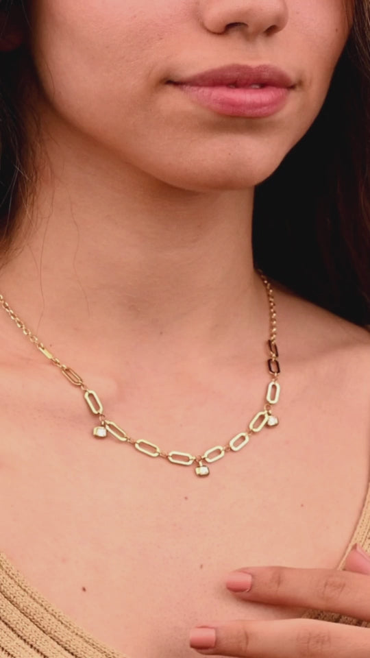 A beautiful necklace with 3 baguette diamonds necklace in 18k Yellow gold - S-X070N