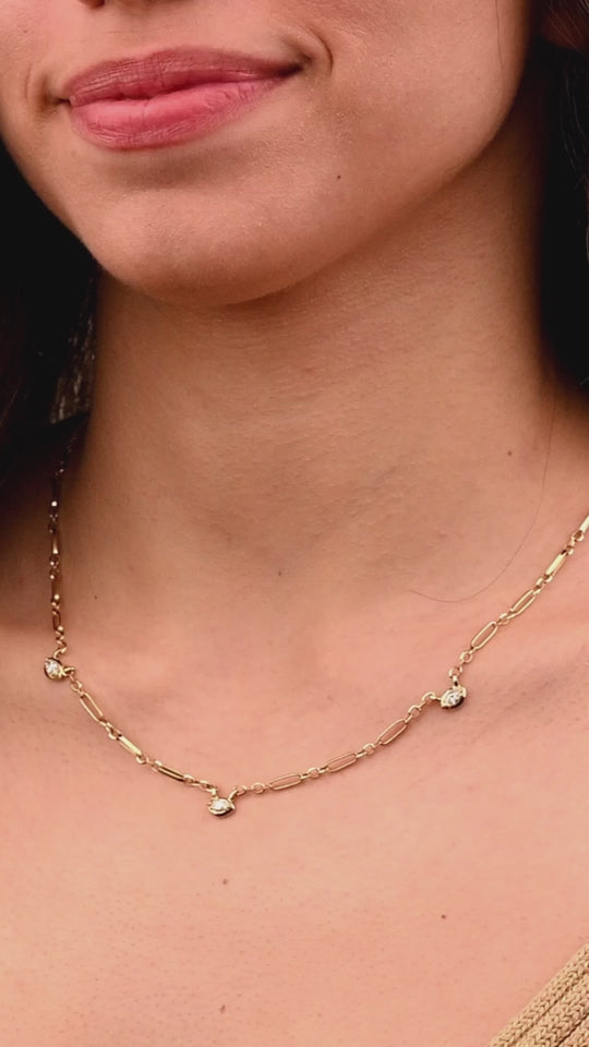 A beautiful necklace with 3 round diamonds necklace in 18k Yellow gold - S-X069N