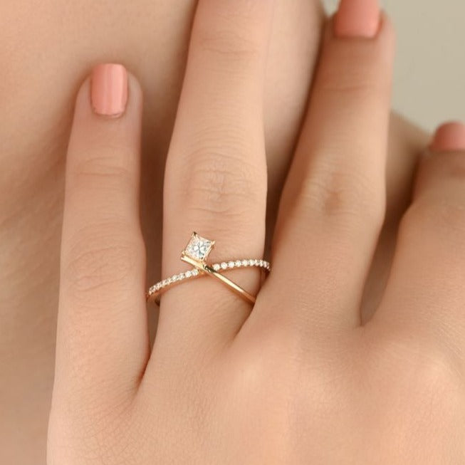 Dazzling cross-sectional ring featuring a small square diamond 18k Rose gold in the center - S-R259S