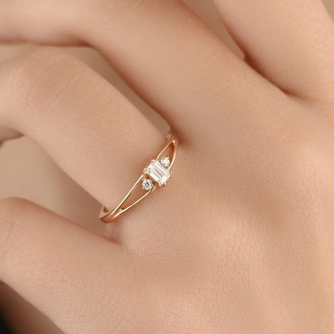 Elegant ring with dual bands and a central square stone - S