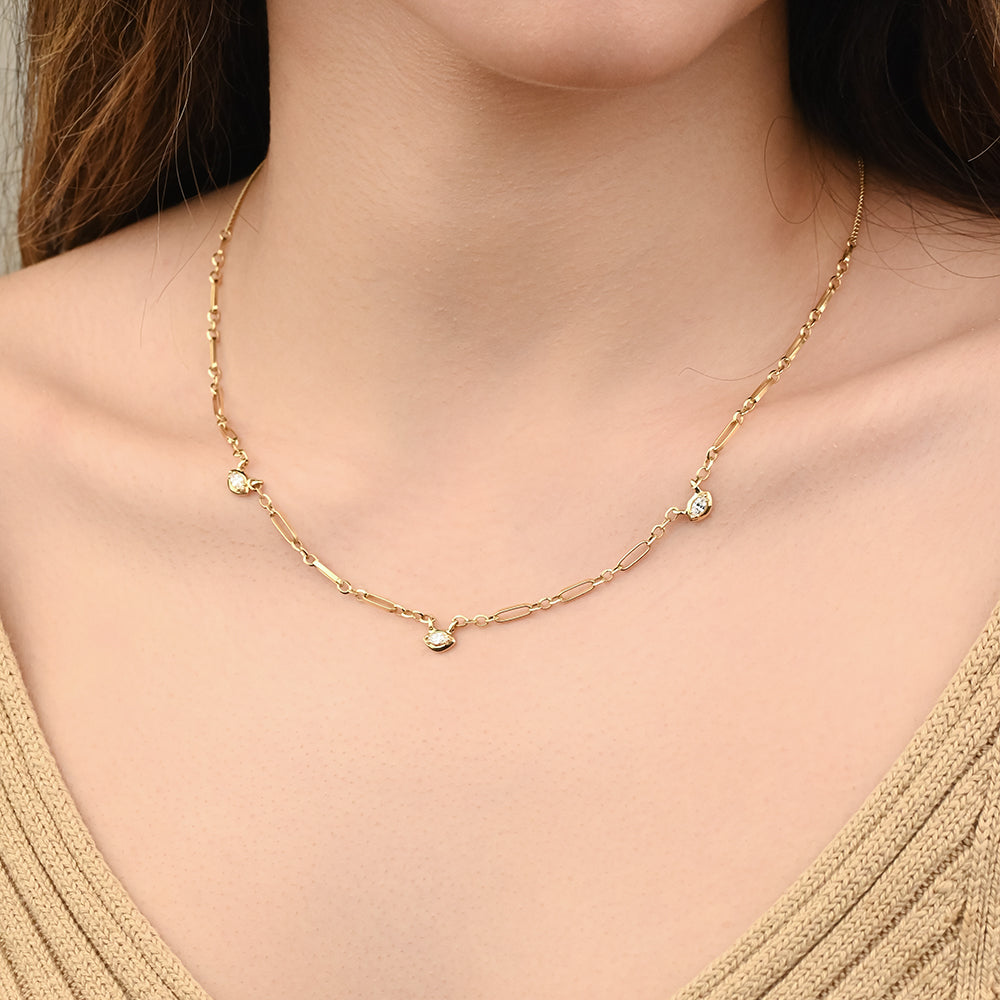 A beautiful necklace with 3 round diamonds necklace in 18k Yellow gold - S-X069N