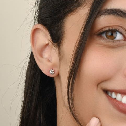 Flower diamond stud in 18k white gold - S-X64E