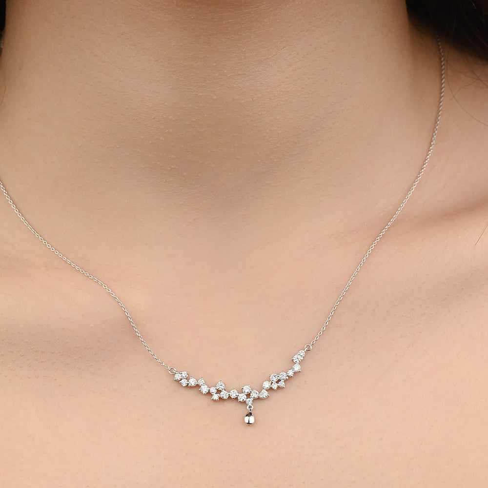 سلسلة من الألماس المبهر بأوراق الشجر والزهور من الذهب الأبيض عيار 18 قيراطًا - NB2715