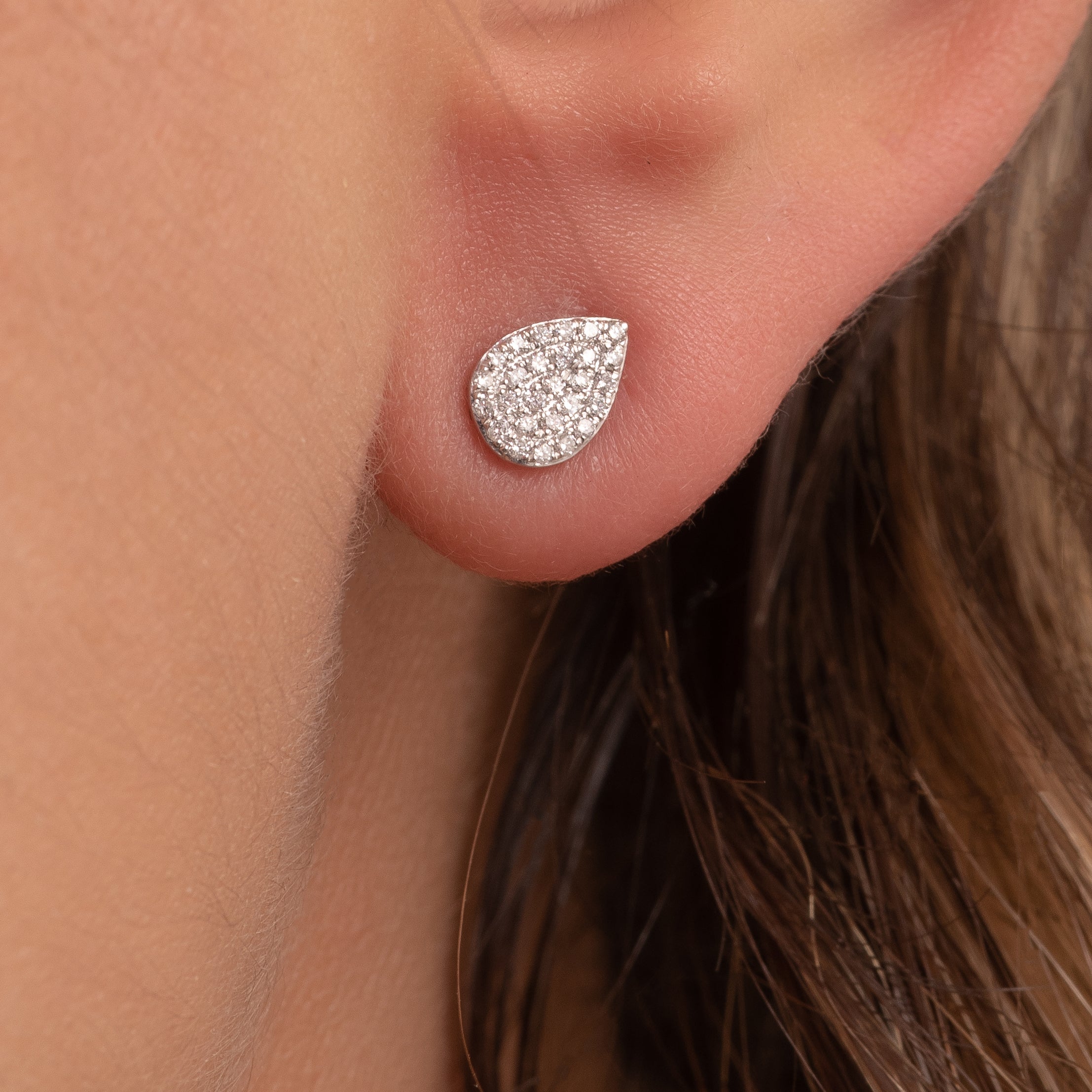Diamond drop shape earrings in 18k white gold - E21879W