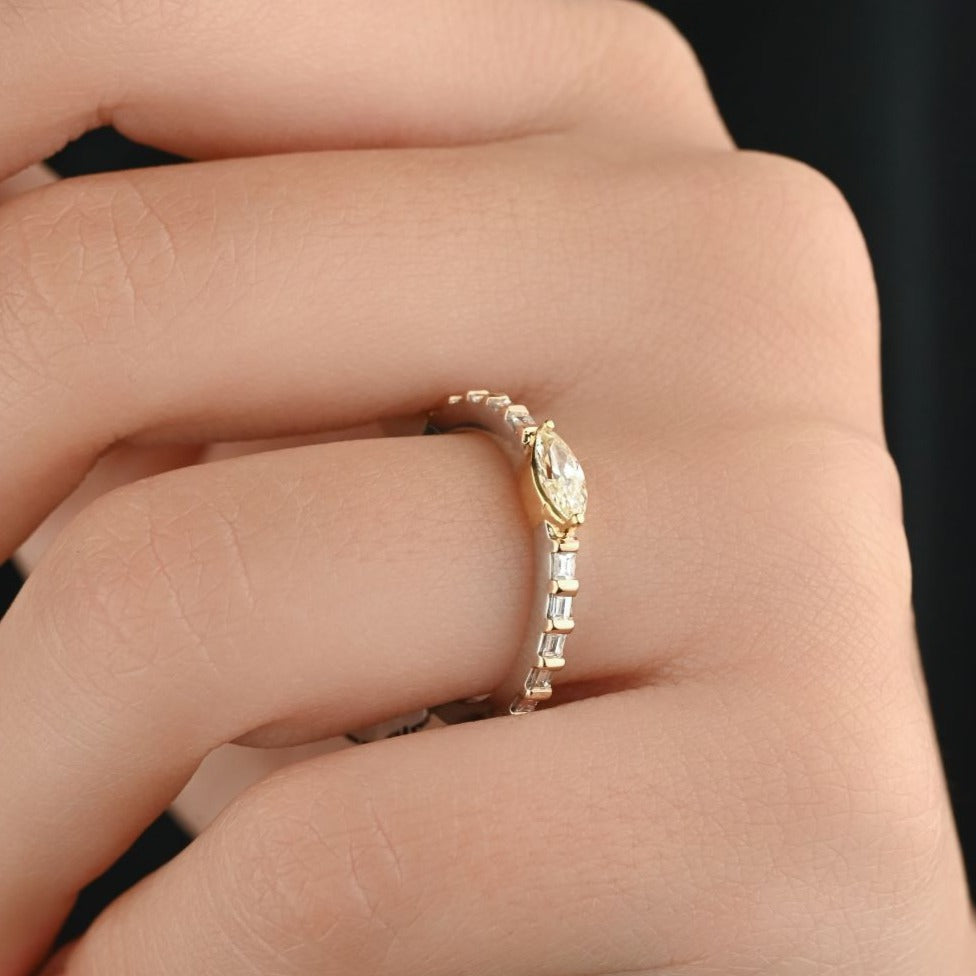 Exquisite gold ring with oval diamond centerpiece - B-LINK280RB