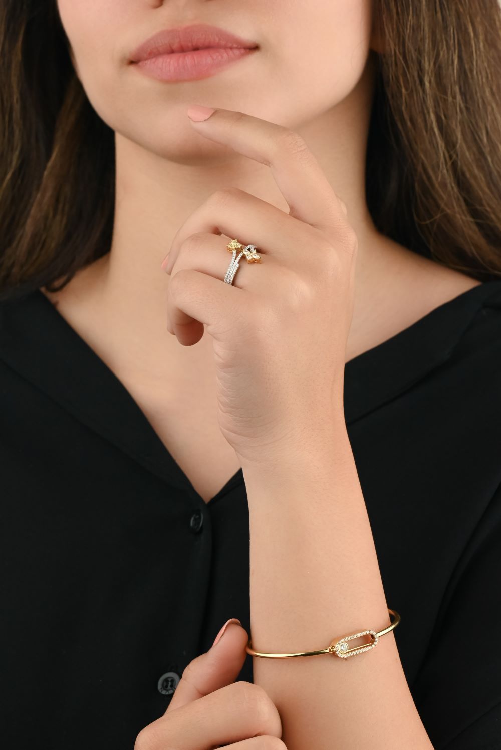 Classic gold bangle with a small round centerpiece - S-B302S