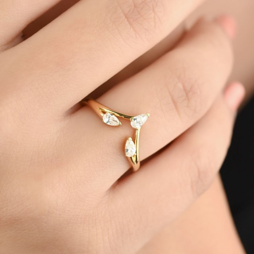 Gold ring with three randomly placed diamond pearls - B-LINK349R