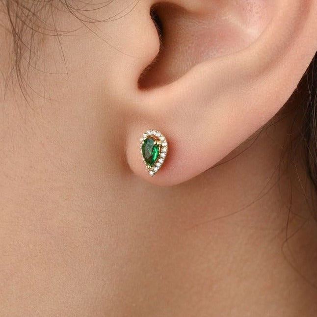 Diamond Earring with a centered Emerald stone in 18K Yellow gold - IE124