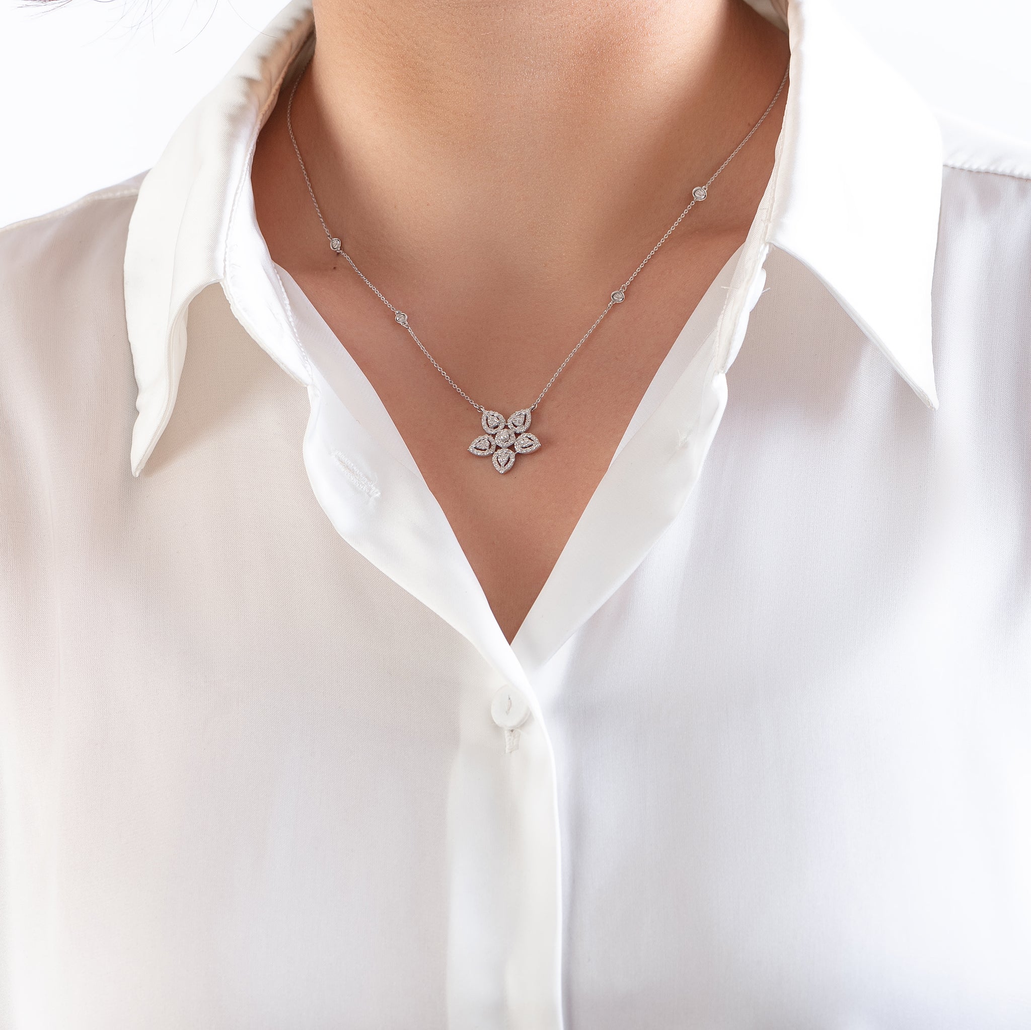 عقد ألماس متعدد الأزهار فريد من الذهب الأبيض عيار 18 قيراط - nb1259