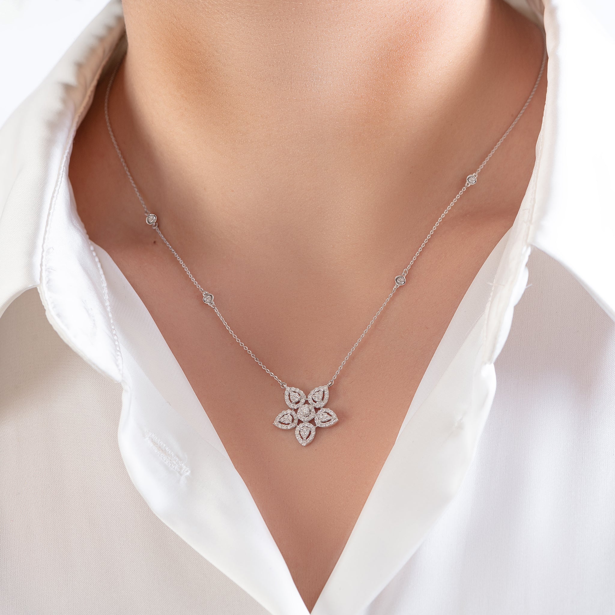 عقد ألماس متعدد الأزهار فريد من الذهب الأبيض عيار 18 قيراط - nb1259