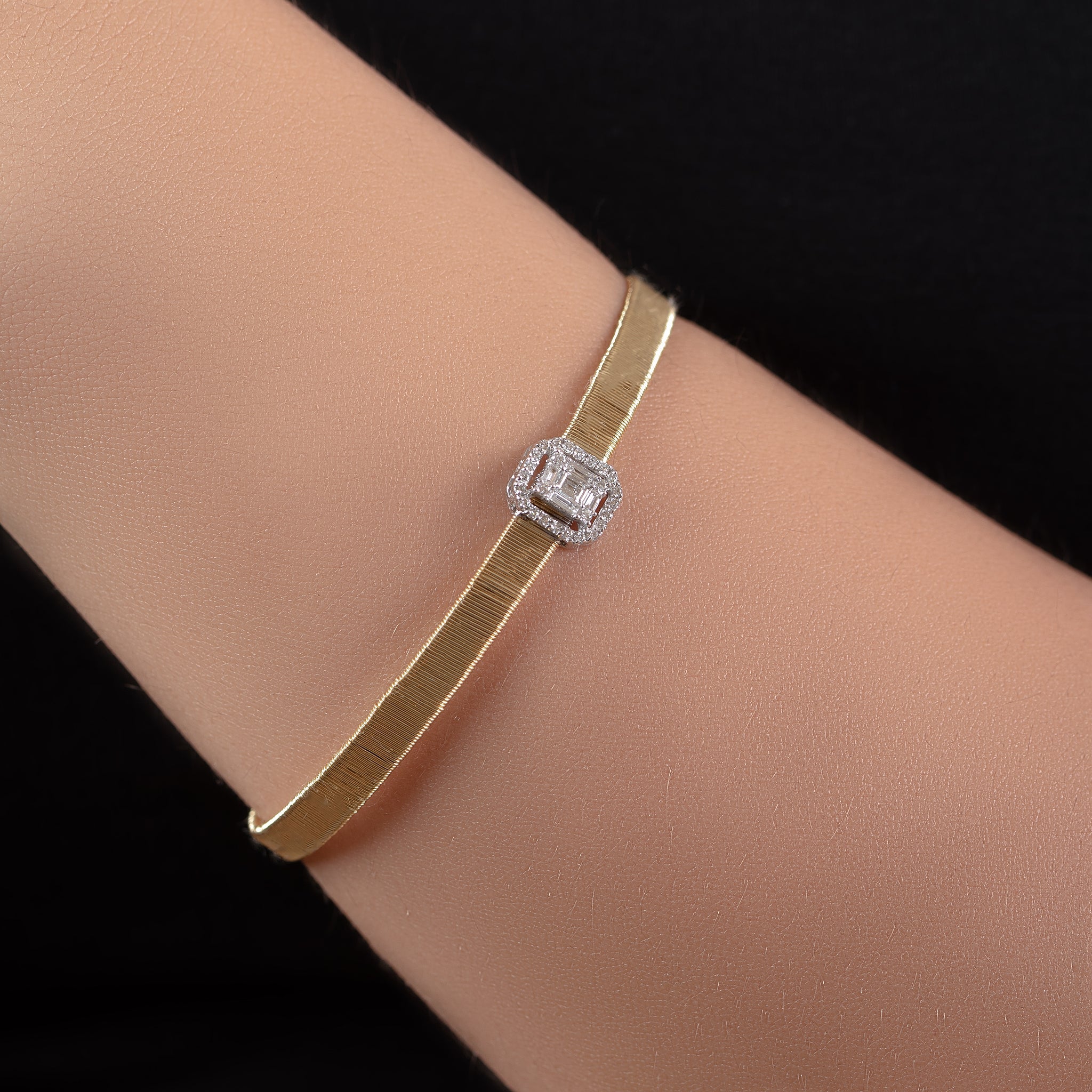 Perfect Diamond Centeral Bar Bangle Bracelet in Yellow 18 K Gold - OB0527