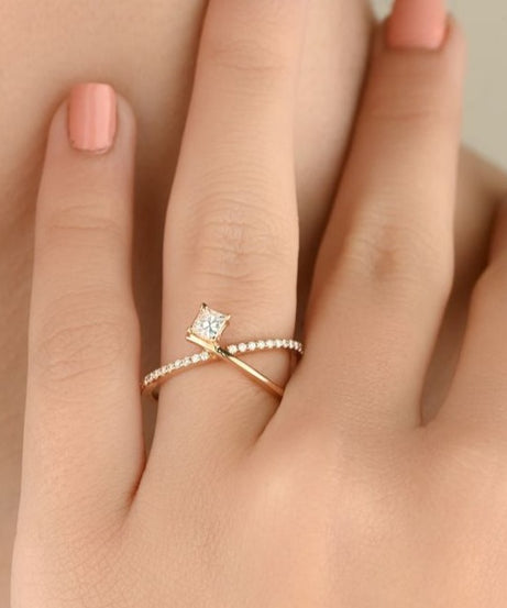 Dazzling cross-sectional ring featuring a small square diamond 18k Yellow gold in the center - S-R259S