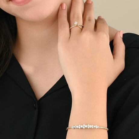 Dazzling cross-sectional ring featuring a small square diamond 18k Yellow gold in the center - S-R259S
