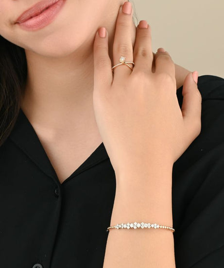 Dazzling cross-sectional ring featuring a small square diamond 18k Yellow gold in the center - S-R259S