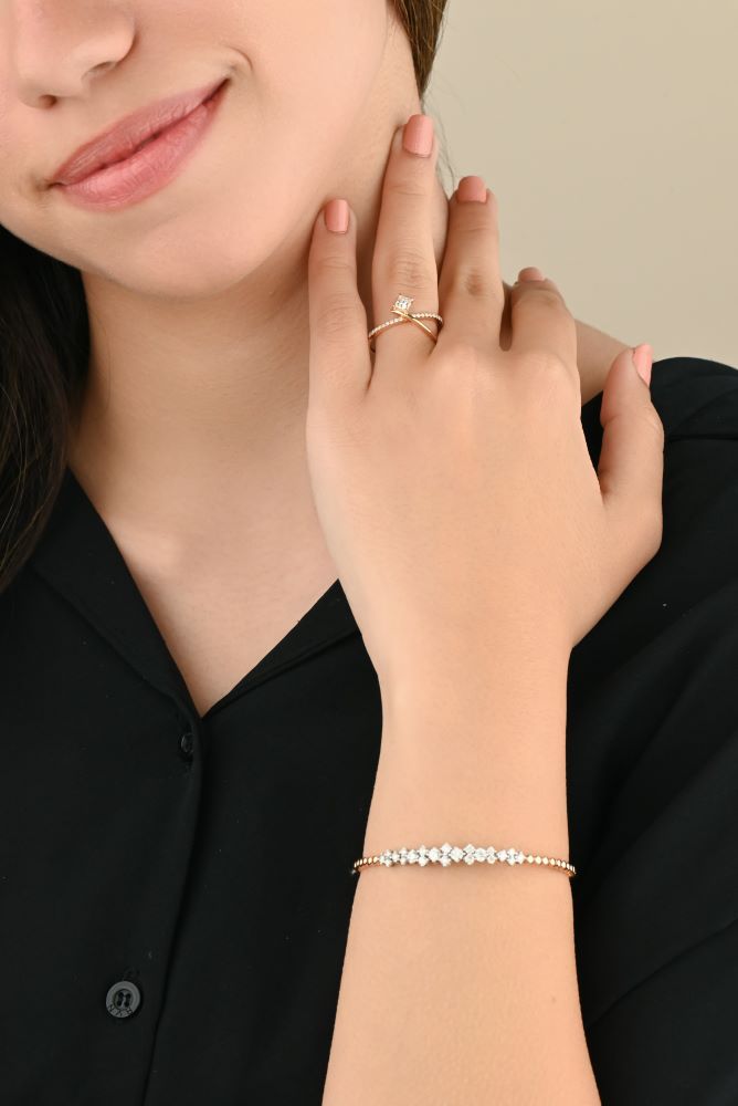 Dazzling cross-sectional ring featuring a small square diamond 18k Rose gold in the center - S-R259S