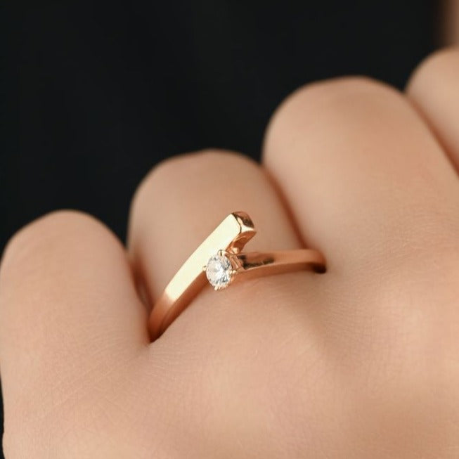 Gold ring featuring intersecting lines with a central round diamond - S-R313X