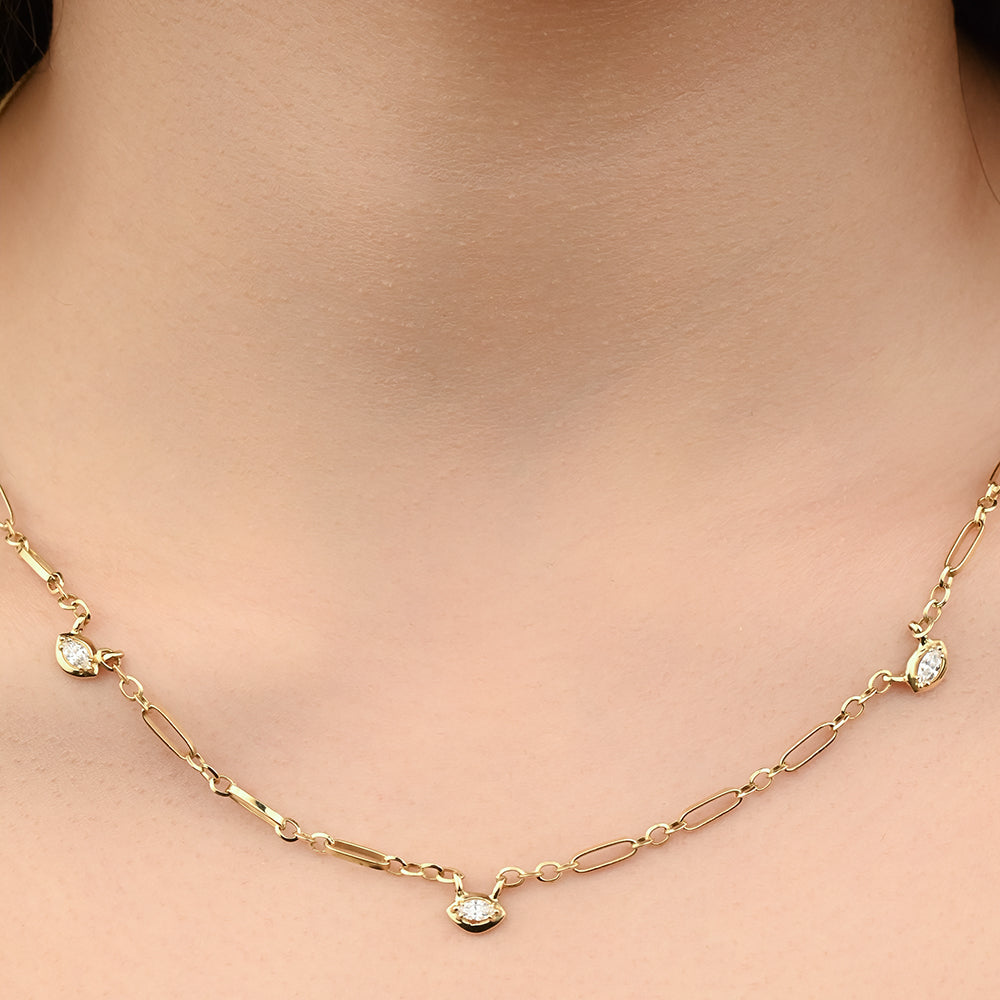 A beautiful necklace with 3 round diamonds necklace in 18k Yellow gold - S-X069N