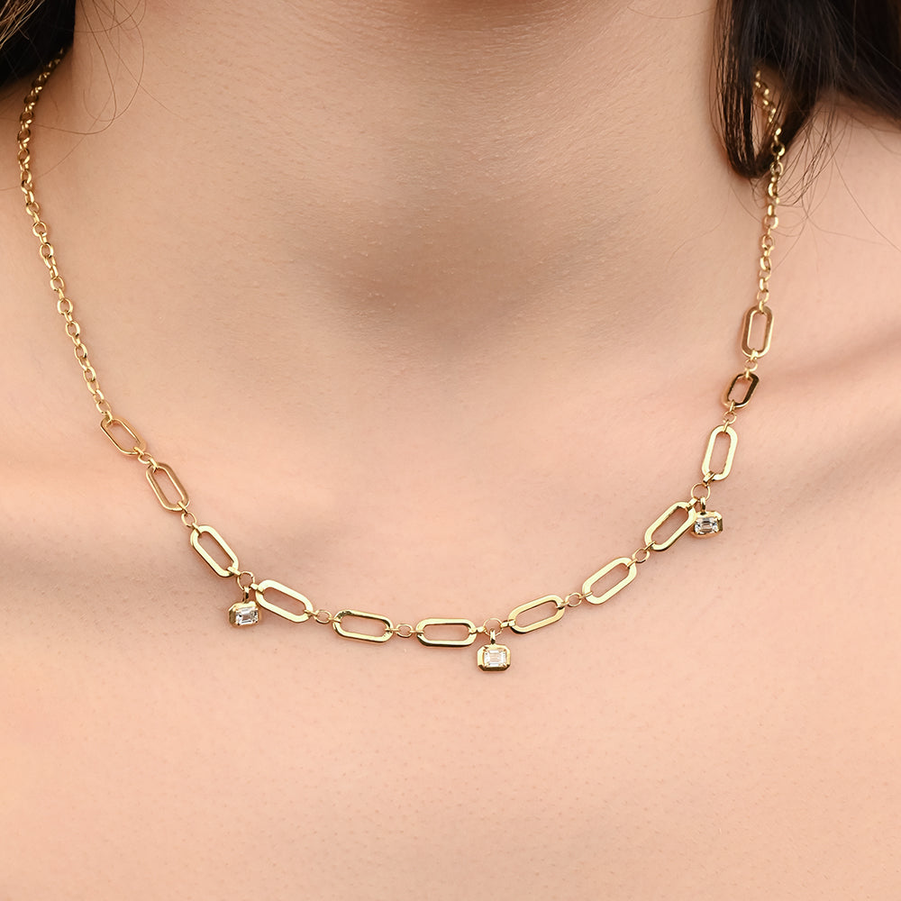 A beautiful necklace with 3 baguette diamonds necklace in 18k Yellow gold - S-X070N