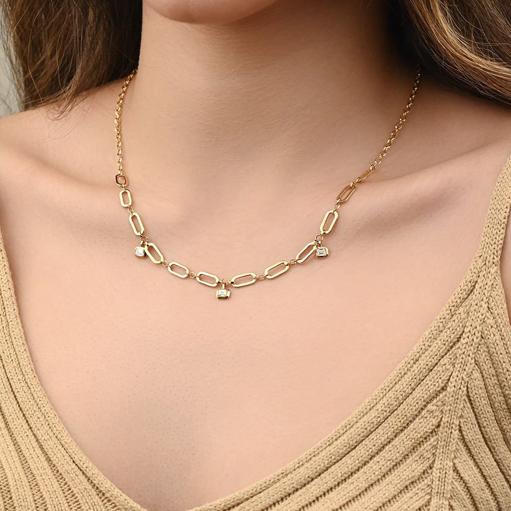 A beautiful necklace with 3 baguette diamonds necklace in 18k Yellow gold - S-X070N