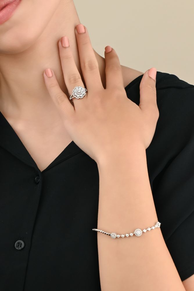 Shinny gold bracelet with 3 distinct round center diamond - S-X111B