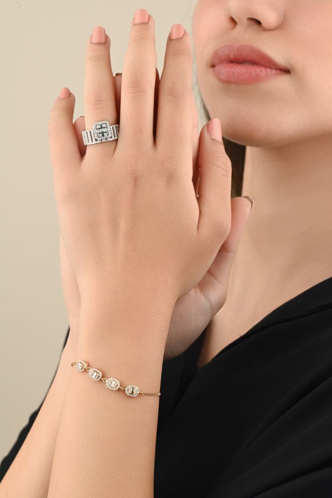 Magnificent diamond ring with princess-cut centerpiece - S-RF012S