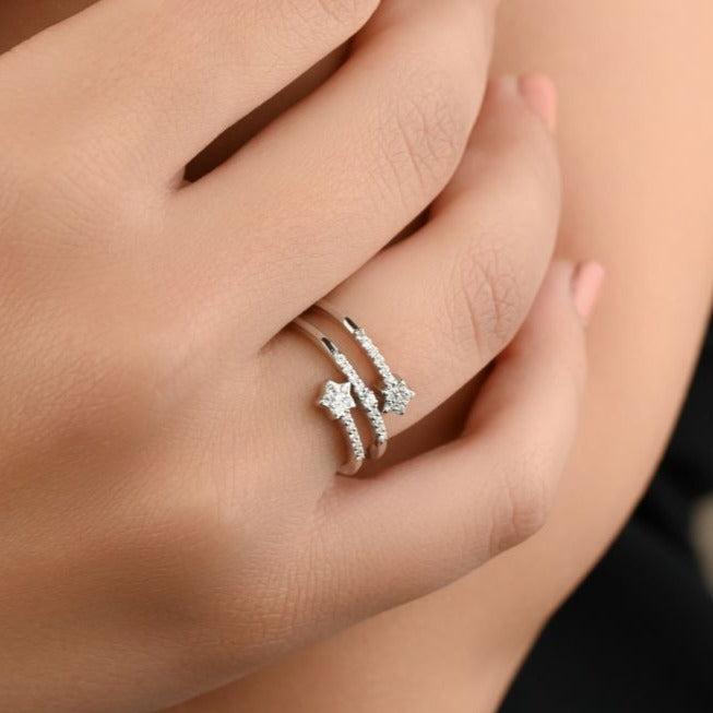 Delicate gold ring featuring intersecting lines and floral diamond shape - SIR360